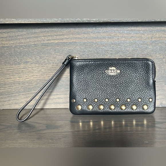 NWT Coach Corner Zip Wristlet with Rivets - Picture 1 of 7